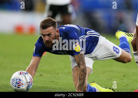 Cardiff, Regno Unito. 27 luglio 2020. Joe Ralls of Cardiff City in Action.EFL Skybet Championship gioca in semifinale, 1° incontro di tappa, Cardiff City contro Fulham, presso il Cardiff City Stadium di Cardiff lunedì 27 luglio 2020. Questa immagine può essere utilizzata solo per scopi editoriali. Solo per uso editoriale, licenza richiesta per uso commerciale. Non si può usare nelle scommesse, nei giochi o nelle pubblicazioni di un singolo club/campionato/giocatore. pic di Andrew Orchard/Andrew Orchard sport photography/Alamy Live news Credit: Andrew Orchard sports photography/Alamy Live News Foto Stock