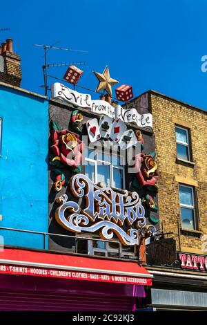 Facciata giocosa ornata di Evil dal Tattoo shop‎ ago su Camden High Street, Camden, Londra, Regno Unito Foto Stock