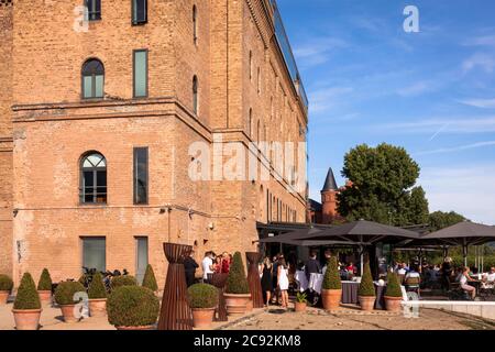 Ristorante Rohmuehle al Bonner Bogen sul fiume Reno, Bonn, Nord-Reno-Westfalia, Germania. Restaurant Rohmuehle im Bonner Bogen am Rhein, Bo Foto Stock