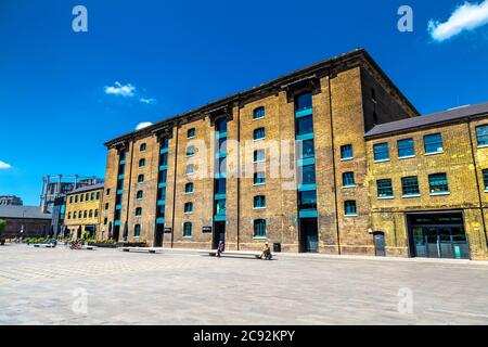 Granary Square e l'edificio Central Saint Martins a King's Cross, Londra, Regno Unito Foto Stock