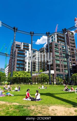 In estate, si può fare un picnic al Gasholder Park di Regent's Canal a King's Cross, Londra, Regno Unito Foto Stock