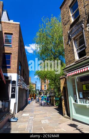 Affascinante Camden Passage con boutique e ristoranti a Angel, Islington, Londra, Regno Unito Foto Stock