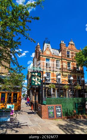 Esterno del pub Camden Head a Camden Passage, Angel, Islington, Londra, Regno Unito Foto Stock