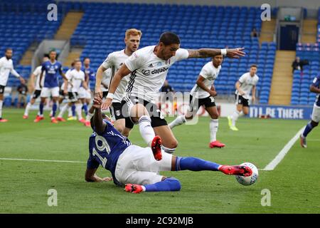 Cardiff, Regno Unito. 27 luglio 2020. Anthony Knockaert di Fulham è affrontato da Nathaniel Mendez-Laing di Cardiff City (19). EFL Skybet Championship gioca semifinale, 1° incontro di tappa, Cardiff City contro Fulham al Cardiff City Stadium di Cardiff lunedì 27 luglio 2020. Questa immagine può essere utilizzata solo per scopi editoriali. Solo per uso editoriale, licenza richiesta per uso commerciale. Non si può usare nelle scommesse, nei giochi o nelle pubblicazioni di un singolo club/campionato/giocatore. pic di Andrew Orchard/Andrew Orchard sport photography/Alamy Live news Credit: Andrew Orchard sports photography/Alamy Live News Foto Stock