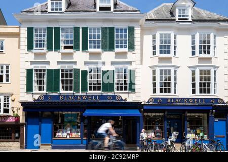 Esterno della libreria Blackwells famosa in tutto il mondo su Broad Street a Oxford UK, Reailer di libri di testo accademici. Con ciclista in primo piano Foto Stock