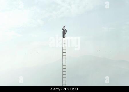 l'uomo viaggiatore osserva la natura con la sua vetrata in cima ad una scala molto alta Foto Stock