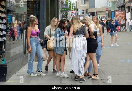 Gruppo di giovani donne attraenti, fuori shopping, dopo COVID 19 lockdown, Nottingham. Foto Stock