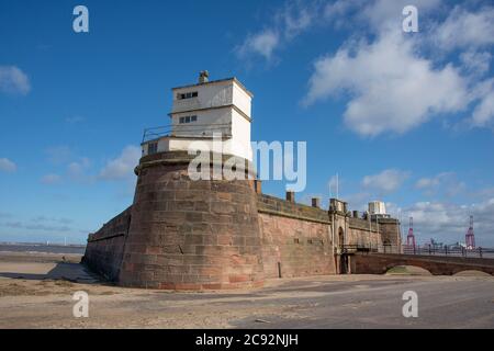 Fort Perch Rock. Un ex impianto di difesa situato alla foce della baia di Liverpool a New Brighton. Costruito nel 1820 per difendere il porto di Liverp Foto Stock