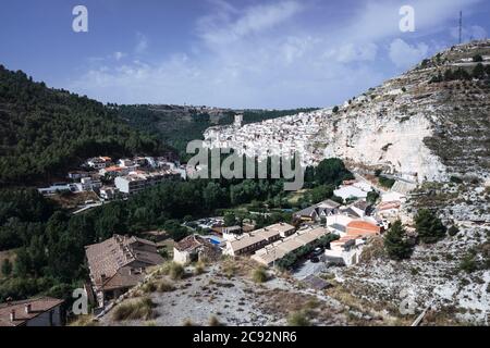 Città di Alcala del Jucar vista dalla cima della montagna. Foto Stock