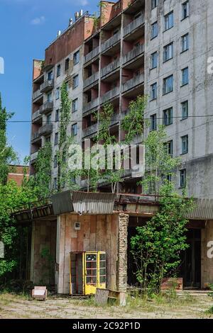 Edifici abbandonati e phonebox nel centro della città fantasma Pripyat Chornobyl zona, radiazioni, catastrofa nucleare Foto Stock