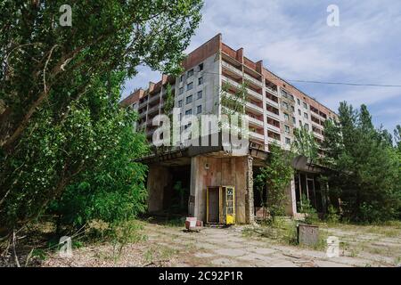 Edifici abbandonati e phonebox nel centro della città fantasma Pripyat Chornobyl zona, radiazioni, catastrofa nucleare Foto Stock