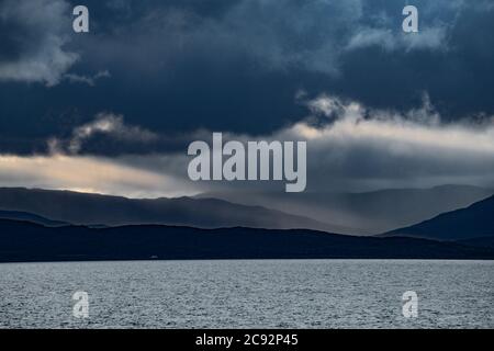 Nuvole e docce tempeste sull'isola di Mull, Ebridi scozzesi interne vicino Oban, Argyll e Bute. Foto Stock