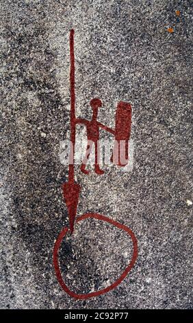 Un guerriero sulle incisioni rupestri a Tanum, nel nord di Bohuslän, Svezia Foto Stock