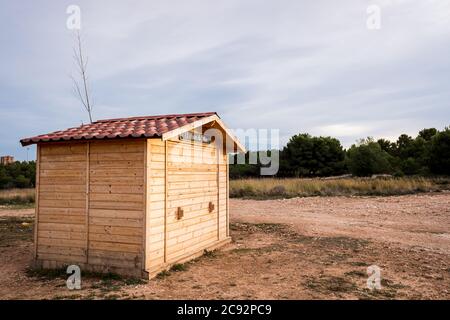 Chiosco multimediale in legno chiusa su una Domenica pomeriggio in un parco. Foto Stock