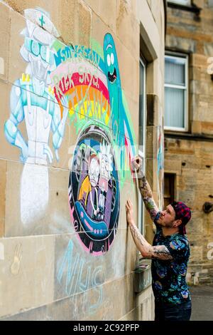 Chris Humphery lavora sulla sua arte murale in gesso sul viale Mentone di Portobello. La Scozia è in una nona settimana di blocco a causa dell'epidemia di covid-19. Credito: Euan Cherry Foto Stock