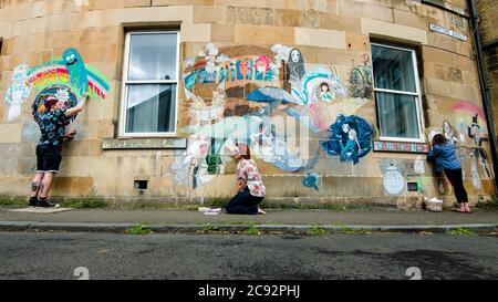 Chris Humphery's, Dallas e Molly lavorano sulla loro arte da parete in gesso sul viale Mentone a Portobello. La Scozia è in una nona settimana di blocco a causa dell'epidemia di covid-19. Credito: Euan Cherry Foto Stock