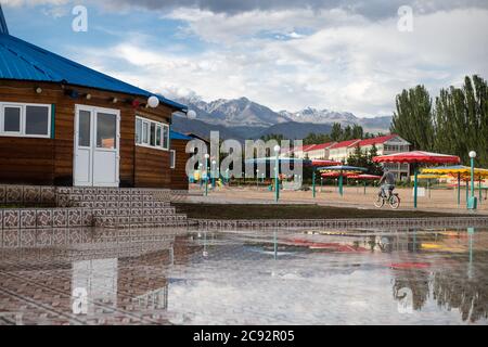 Scena dalle rive del lago Issyk Kol nel Kirghizistan Issyk Kul Oblast. Foto Stock