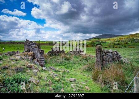 High Barn, un vecchio edificio di fattoria derelict e paesaggio di terreni agricoli e campane, Chipping, Preston, Lancashire. Foto Stock