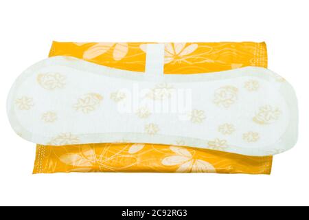 assorbente igienico su fondo bianco, adagiato su una busta con posa su fondo bianco. Foto Stock