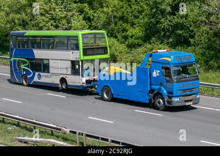 Preston Bus a due piani vecchio PSV trainato da Bus & Truck Services veicolo di soccorso Renault; servizio di recupero stradale 24 ore su 24, Chorley UK Foto Stock