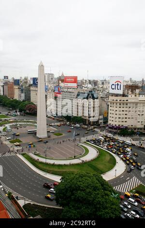 Vista di 9 de julio Avenue e Obelisco, centro di Buenos Aires, Argentina Foto Stock