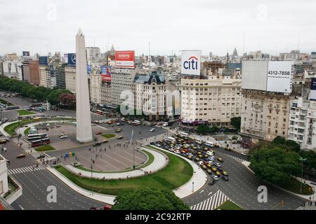 Vista di 9 de julio Avenue e Obelisco, centro di Buenos Aires, Argentina Foto Stock