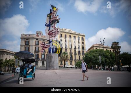 Barcellona, Spagna. 28 luglio 2020. Un uomo passa davanti alla scultura "la cara de Barcelona" (il volto di Barcellona). A causa del forte aumento delle infezioni da corona in Spagna, l'Ufficio federale degli esteri sta ora consigliando di non fare viaggi turistici in diverse regioni della destinazione turistica preferita dai tedeschi. La Catalogna, con la metropoli turistica di Barcellona, è anche interessata. Credit: Thiago Prudencio//dpa/Alamy Live News Foto Stock