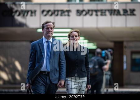 L'ex deputato conservatore Charlie Elphicke, con il deputato di dover Natalie Elphicke, lascia Southwark Crown Court a Londra dove è accusato di tre capi di aggressioni sessuali di due donne. Foto Stock