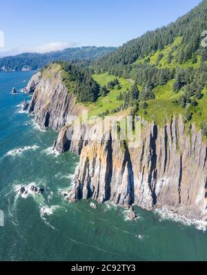 L'acqua fredda dell'Oceano Pacifico incontra la costa aspra ma bella dell'Oregon, appena a nord della città di Manzanita. Foto Stock