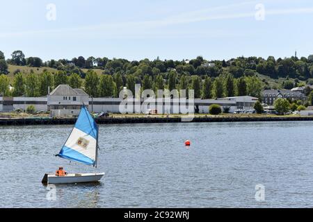 Le barche ottimiste corrono a Honfleur - Normandia - Francia Foto Stock