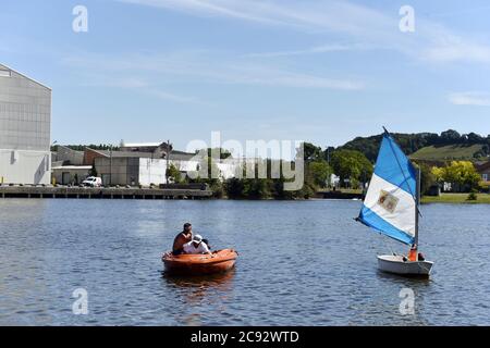 Le barche ottimiste corrono a Honfleur - Normandia - Francia Foto Stock