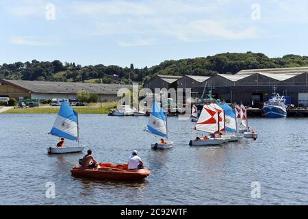 Le barche ottimiste corrono a Honfleur - Normandia - Francia Foto Stock