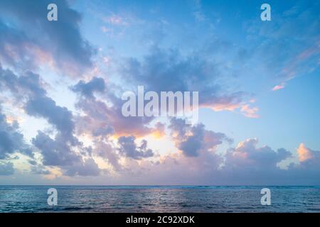 Belle nuvole rosa e arancio all'alba sul Mar dei Caraibi, Grand Cayman Island Foto Stock