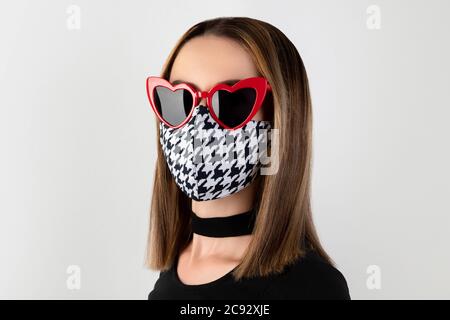 Ritratto di moda di bella donna in maschera protettiva alla moda Foto Stock