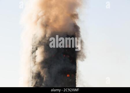 Il fumo sorge dal fuoco alla Grenfell Tower, un blocco di appartamenti a 24 piani parte della Lancaster West Estate a North Kensington, Londra, Regno Unito. Il fuoco è stato avviato la mattina presto da un frigorifero-congelatore difettoso al quarto piano. Si diffonde rapidamente sull'esterno dell'edificio, attraverso il rivestimento esterno e l'isolamento. L'incendio causò 72 morti, comprese quelle di due vittime che poi morirono in ospedale. Oltre 70 persone sono rimaste ferite e 223 sono fuggite. È stato il più letale incendio strutturale del Regno Unito dal 1988 e il peggiore incendio residenziale britannico dalla seconda guerra mondiale Foto Stock