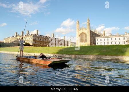 Una coppia gode di un punt con autista lungo il fiume Cam a Cambridge. Foto Stock
