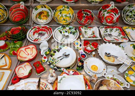 Piatti decorati in vendita all'aperto a Vienna, Austria Foto Stock