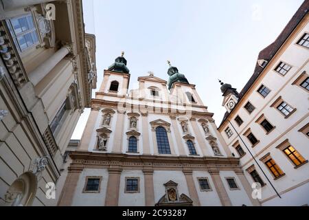 Facciata della Chiesa dei Gesuiti o della Chiesa Universitaria sul Dr. Ignaz Seipel Platz a Vienna, Austria Foto Stock