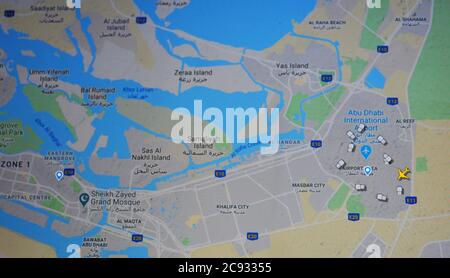 Traffico aereo ridotto sull'aeroporto internazionale di Abu Dhabi (28 luglio 2020, UTC 15.06) su Internet con il sito Flightradar 24, durante il Coronavirus Pandemic Foto Stock