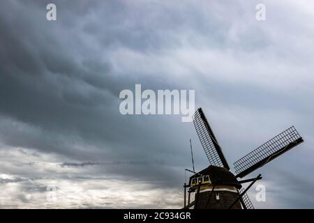 Mammatus nuvole su un mulino a vento olandese Foto Stock