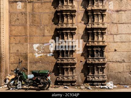 Trichy, Tamil Nadu, India - Febbraio 2020: Sculture in pietra sulle pareti dell'antica porta di accesso al tempio Sri Ranganathaswamy a Srirangam. Foto Stock