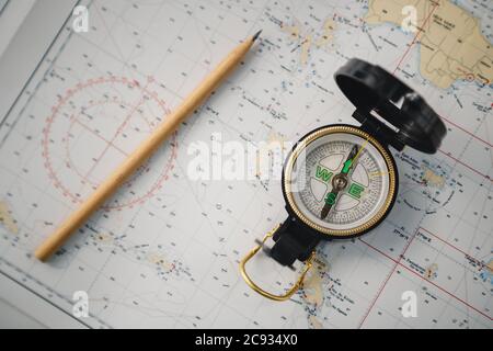 Bussola magnetica e matita sulla mappa con corda. Vista dall'alto Foto Stock