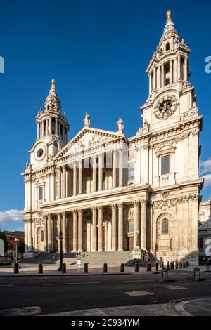 Vista obliqua delle torri ad elevazione ovest che si affaccia a nord-est da Ludgate Hill. Girato durante il blocco Covid 19. Cattedrale di St. Paul, Londra, Regno Unito Foto Stock
