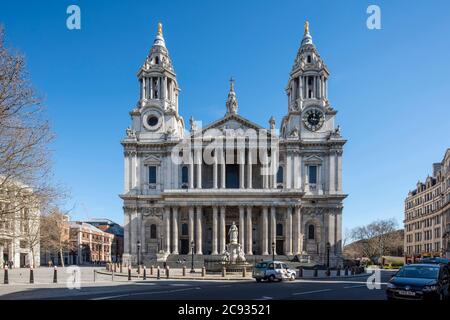 Vista assiale delle torri ad elevazione ovest che si affaccia a est da Ludgate Hill. Cielo azzurro, girato durante il blocco Covid 19. Cattedrale di San Paolo, Londra, Unite Foto Stock