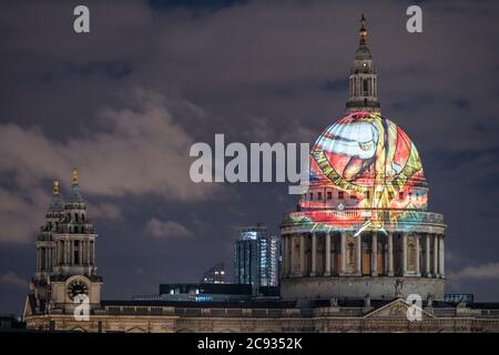 La cupola di San Paolo illuminata con grafica che rappresenta l'Antica dei giorni di William Blake. Cattedrale di St. Paul, Londra, Regno Unito. Architetto: Sir Chr Foto Stock