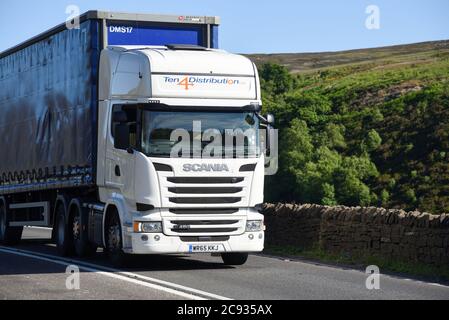 Scania Truck traina un rimorchio per il trasporto di teloni sul Woodhead Pass A628 nello Yorkshire Foto Stock