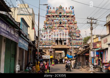 Trichy, Tamil Nadu, India - Febbraio 2020: La strada del mercato che conduce ad una delle torri dell'antico tempio di Sri Ranganathaswamy a Srirangam. Foto Stock