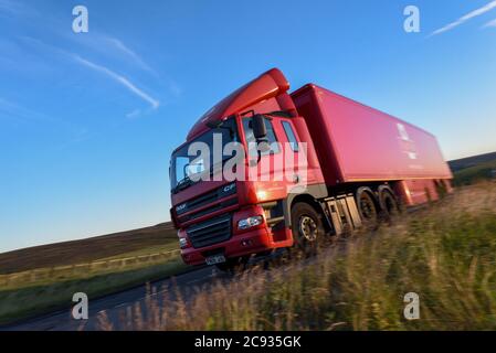 Royal Mail DAF CF Truck che guida lungo l'A628 Woodhead Pass, Yorkshire, in tarda serata Foto Stock