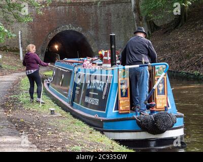 Una stretta barca in attesa di entrare nel Whitehouse Tunnel on The Llangollen Canal Chirk Denbighshire Wales UK Foto Stock