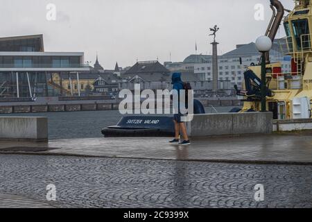 Helsingborg, Svezia - 26 luglio 2020: Una giornata estiva piovosa. Le persone corrono per ripararsi Foto Stock